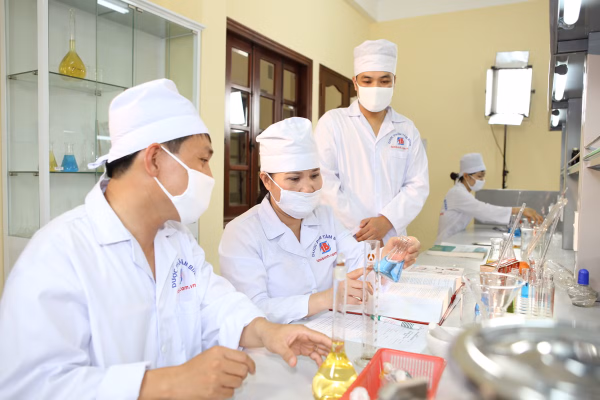 Dược sĩ Lê Thị Bình nghiên cứu sản phẩm.