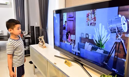 Chủ nhân “nhí” của Vinhomes Thăng Long thích thú trải nghiệm các tiện ích giải trí trong ngôi nhà tương lai của mình.