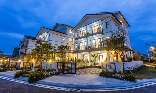 Những căn biệt thự mang phong cách kiến trúc hiện đại, sở hữu sân trước vườn sau rộng rãi với 3 mặt thoáng khiến nhiều khách hàng thích thú. Vách kính ở sân trước và vườn sau tạo ra không gian mở tối đa, gần gũi với thiên nhiên đồng thời tạo nên sự sang trọng, đẳng cấp cho mỗi căn biệt thự.