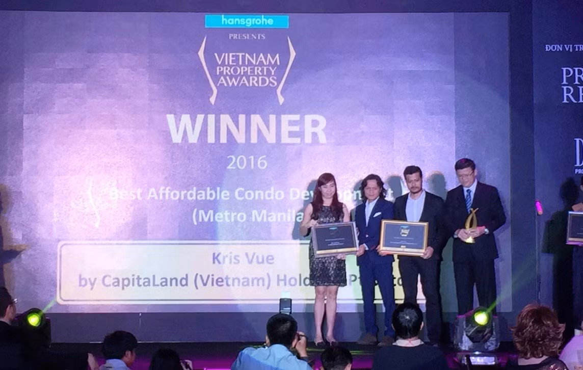 Bà Phạm Thị Minh Hiếu – Đại diện chủ đầu tư dự án The GoldView nhận giải thưởng tại hạng mục Dự án chung cư cao cấp tốt nhất Hồ Chí Minh.