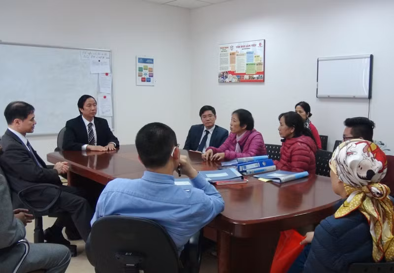 GS Terunuma (người bìa trái) cùng các bác sĩ Bệnh viện Vinmec Times City tư vấn cho khách hàng về phương pháp miễn dịch tư thân điều trị ung thư.
