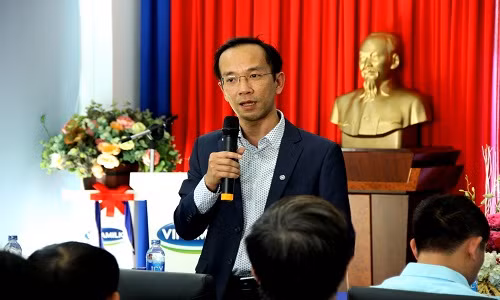 Ông Mai Hoài Anh – Giám Đốc Điều Hành Hoạt động Vinamilk chia sẻ và giải đáp các thông tin với đoàn tham tán thương mại, công sứ Việt Nam tại các nước đến tham quan Nhà máy của Vinamilk.