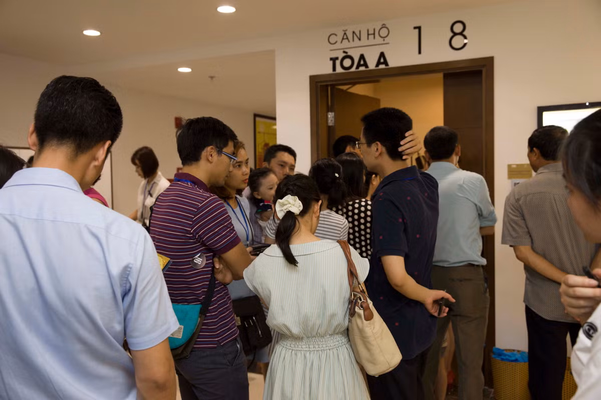 Khách hàng kiên nhẫn xếp hàng chờ đến lượt vào xem căn hộ mẫu.