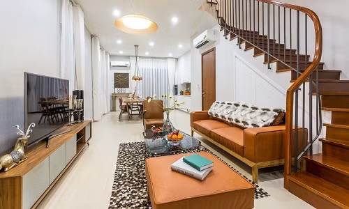 Phòng khách được thiết kế sang trọng, kết nối với phòng ăn ở tầng trệt vừa mang lại tiện ích tối đa cho gia chủ, đồng thời tạo nên sự gắn kết giữa các thành viên trong gia đình trong không gian sinh hoạt chung, ngay cả khi người phụ nữ làm bếp.