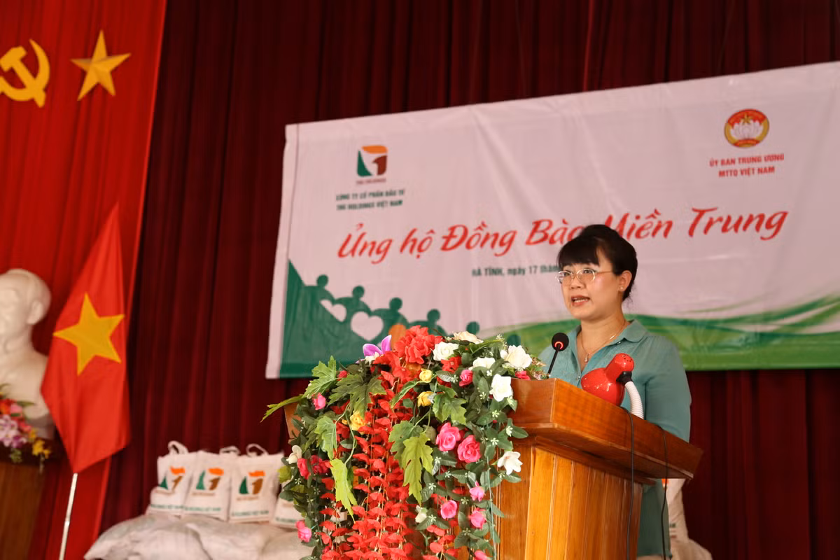 Bà Nguyễn Thị Nguyệt Hường phát biểu trong buổi lễ trao quà ủng hộ tại Hà Tĩnh ngày 17/6/2016.