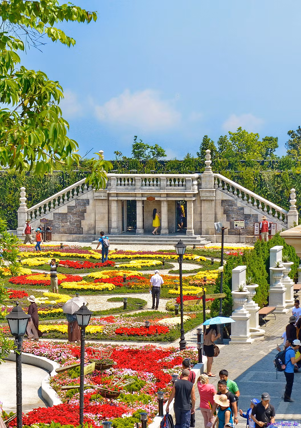 Bà Nà cũng sẽ quy hoạch hoa tổng thể. Vườn hoa Le Jardin’D Amour sẽ được các chuyên gia Pháp thiết kế theo một hành trình khám phá những câu chuyện cổ tích kỳ thú được thêu vẽ từ hoa. Làng Pháp sẽ là nơi hội tụ của những loài hoa đến từ Paris hoa lệ, Khu văn hóa tâm linh sẽ là một sưu tập gồm các loài hoa mang ý nghĩa nhân văn phương đông. Bà Nà Hills là quần thể du lịch, vui chơi, giải trí, nghỉ dưỡng do Tập đoàn Sun Group làm chủ đầu tư. Năm 2014, nơi đây được bình chọn là điểm tham quan du lịch hàng đầu Việt Nam.