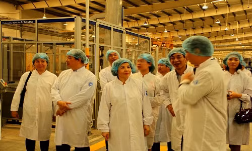 Bà Mai Kiều Liên - Tổng Giám Đốc Vinamilk đưa đoàn tham tán thương mại, công sứ Việt Nam tại các nước tham quan Nhà máy của Vinamilk.