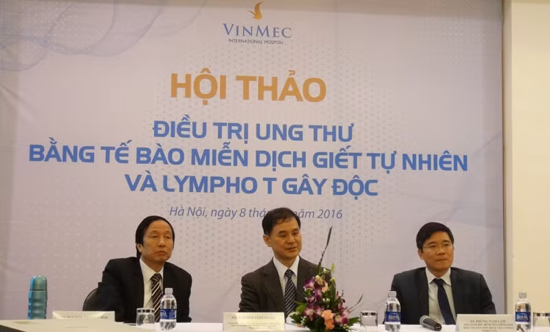 GS Terunuma, Giám đốc Viện liệu pháp sinh học Nhật Bản (người ngồi giữa) chia sẻ kinh nghiệm điều trị ung thư bằng miễn dịch tự nhiên tại Vinmec ngày 8/1/2016.