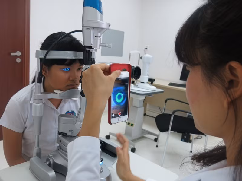Bác sĩ ghi hình chuyển động của kính trên bề mặt giác mạc để xác định kính Ortho – K phù hợp nhất với người bệnh..