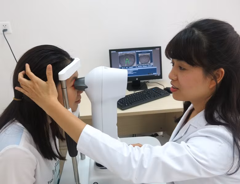 Các bác sĩ Vinmec chụp bản đồ giác mạc trước và sau khi đặt Ortho – K để xác định chính xác mức độ cải thiện thị lực của người bệnh.