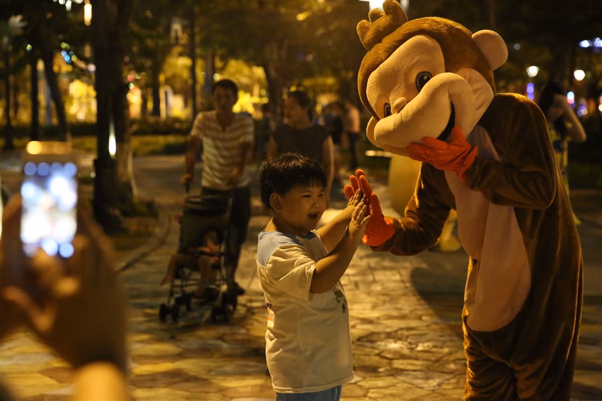 Du khach do ve Asia Park vui Le hoi den long-Hinh-7