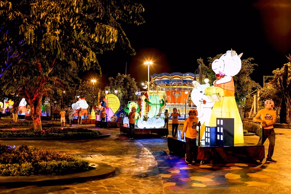 Du khach do ve Asia Park vui Le hoi den long-Hinh-5