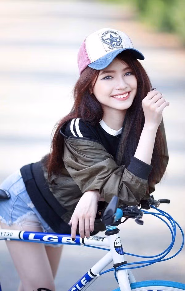 Ngân Quỳnh, đến từ Long An được xem là thí sinh có phong thái “hoa hậu” vẫn tiếp tục khẳng định mình trong top 10 Miss Teen. Vẻ ngoài thân thiện, hoạt bát chính là điểm lợi thế mà Ngân Quỳnh cần tiếp tục phát huy.