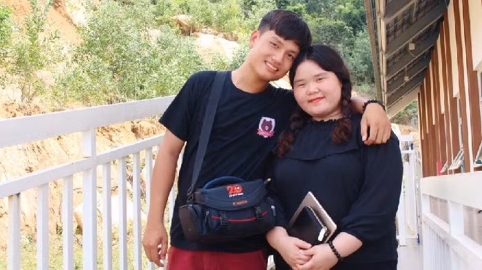 Mới đây, một fanpage cộng đồng lớn đã chia sẻ những bức ảnh tình yêu của cặp đôi chàng gầy nàng béo. “Béo thì sao? Họ vẫn đẹp và có 1 trái tim chân thành”. Điều đó đã đủ cho thấy sức hút và sự lan tỏa của một tình yêu chân thành. Bởi xưa nay, người ta vẫn quan niệm “đôi lứa xứng đôi” về nhiều phương diện: ngoại hình, tuổi tác, chiều cao, gia cảnh, học vấn…