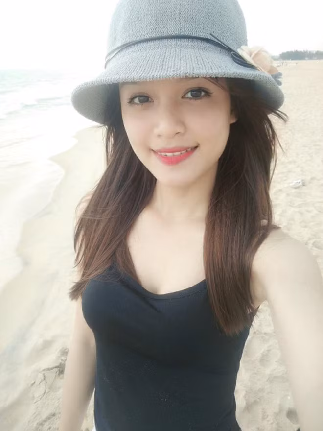 Nữ sinh 19 tuổi cho hay: 'Đây là lần đầu tiên mình làm mẫu ảnh. Cảm giác ban đầu là khá hồi hộp, lo lắng vì chưa biết cách tạo dáng để toát lên thần thái của bộ ảnh. Sau đó, được sự hướng dẫn của nhiếp ảnh gia, mình đã tự nhiên hơn và thể hiện nét đẹp dịu dàng của con gái Huế trong từng khuôn hình'. Bên cạnh đó, việc bất ngờ gây chú ý trên mạng khiến 9X lo lắng. Trên trang cá nhân, cô hiện nhận được nhiều lời mời kết bạn, tin nhắn làm quen.