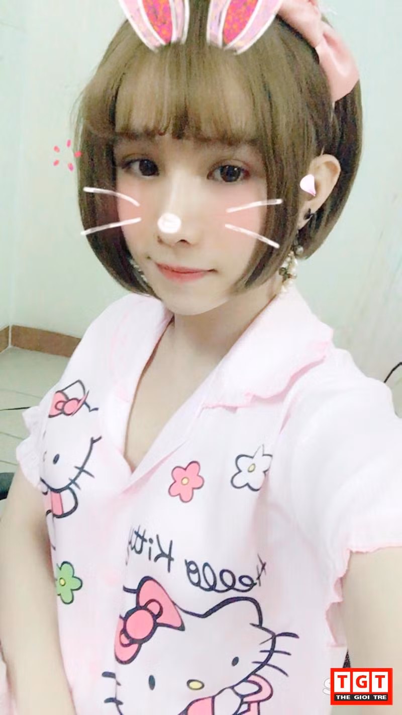 Sở hữu cặp mắt to tròn mỗi khi trang điểm giả gái, cậu bạn đều khiến mọi người ngỡ ngàng khi xinh đẹp hơn cả con gái.