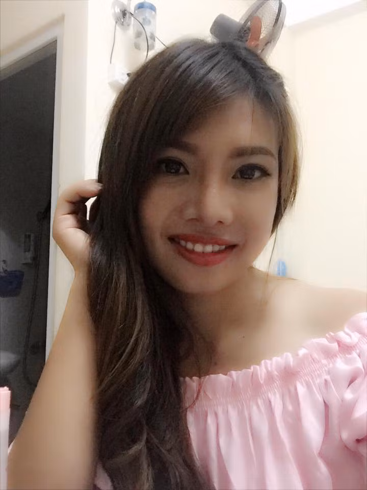 Ngay sau khi đăng tải hình ảnh kèm dòng chia sẻ của Phượng bị nhiều người cho là cô không đơn thuần khoe sự thay đổi về mặt ngoại hình mà nhằm mục đích quảng cáo cho chỗ làm răng là chính.