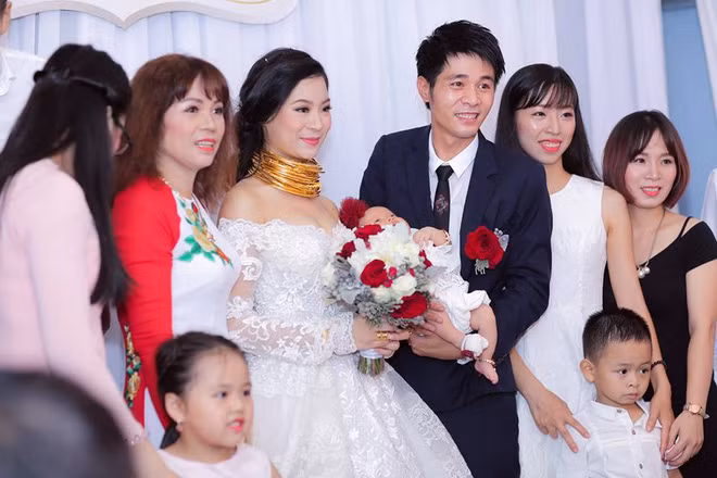 Cô dâu chú rể nhận được sự chúc phúc nồng nhiệt từ bạn bè, người thân. Ảnh trong bài: L'amant Studio.