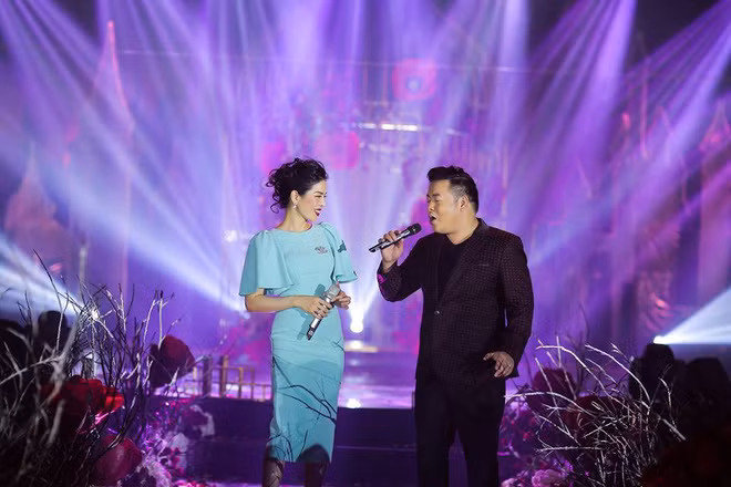 Đám cưới được diễn ra một cách rất trang trọng, xen lẫn vào đó là phần biểu diễn của những ngôi sao hạng A của làng giải trí Việt như ca sĩ Quang Lê, ca sĩ Lệ Quyên. Được biết để mời được hai ca sĩ nổi tiếng này đến hát trong đám cưới, gia chủ tổ chức đám cưới cũng đã phải tốn một khoản tiền rất lớn.