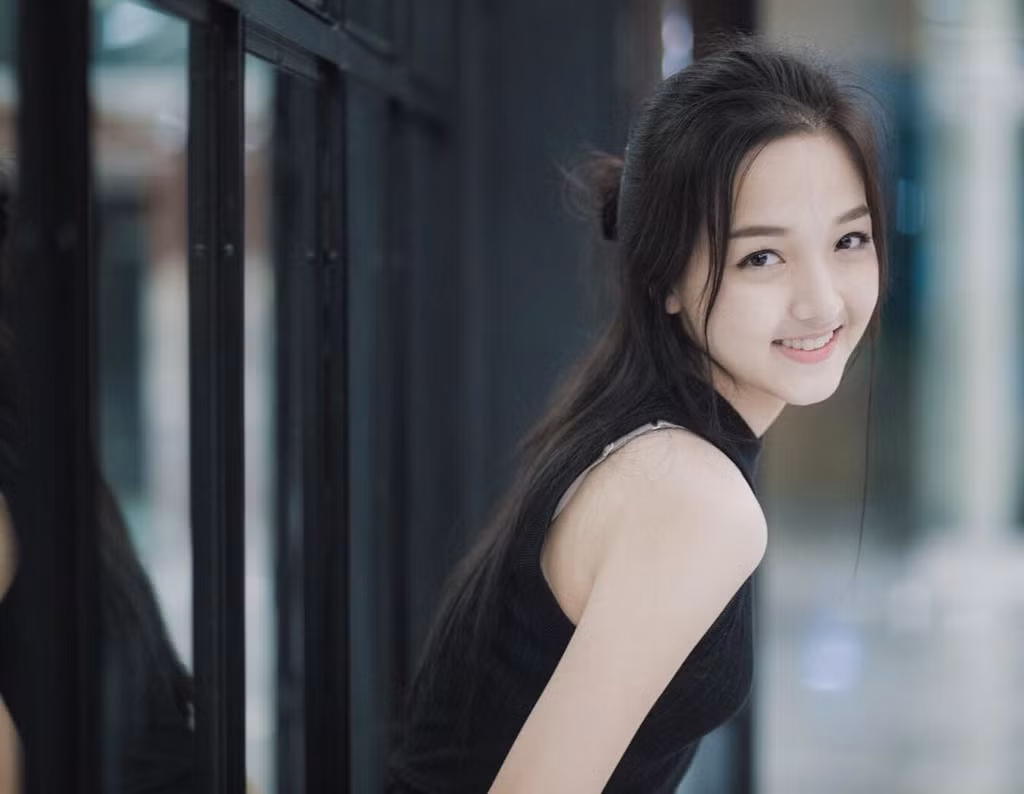 Jida toát lên vẻ đẹp thuần khiết, trong sáng với phong cách nhẹ nhàng, nữ tính.