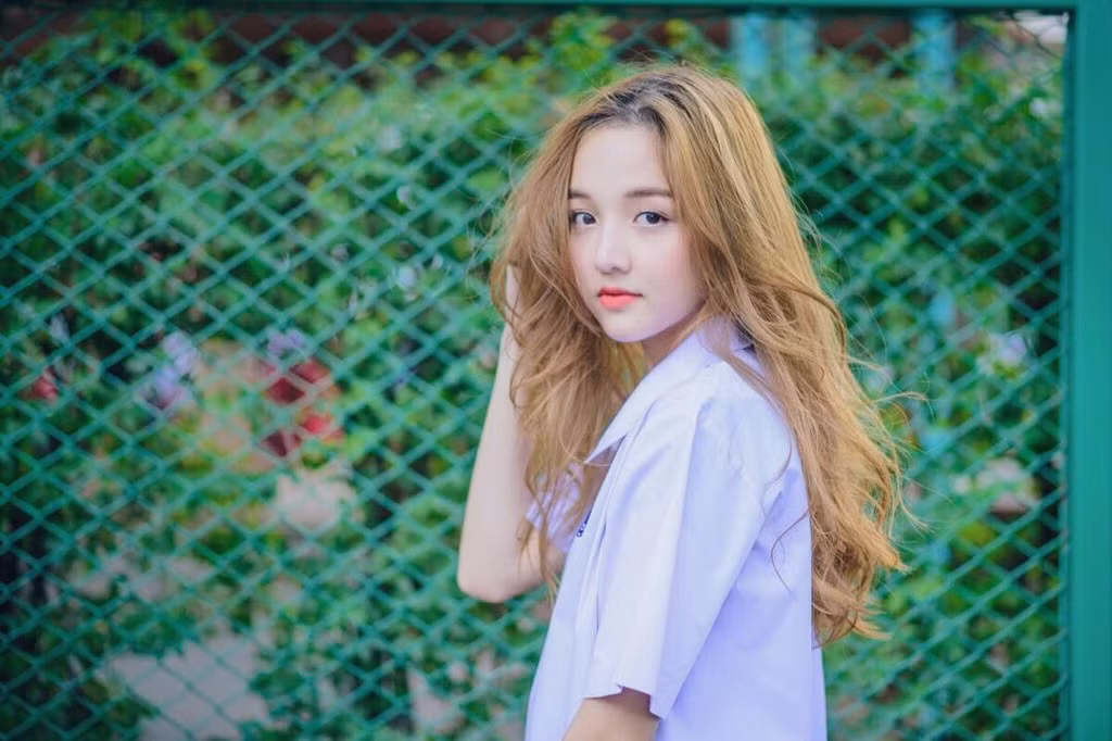 Không chỉ là diễn viên, ca sĩ, cô nàng còn tham gia làm người mẫu ảnh và diễn xuất trong các phim ngắn, quảng cáo.