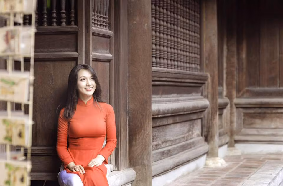 Ngoài thành tích học tập tốt, Thu Huệ còn rất nhiệt tình tham gia nhiều hoạt động của trường. Về mặt năng khiếu, 9X xinh đẹp này có khả năng múa, hát khá nổi bật. Trong vòng thi tài năng tại "Mr and Mrs VNU 2016" vừa qua, Thu Huệ đã khiến nhiều khán giả, ban giám khảo ngây ngất với một điệu múa truyền thống.