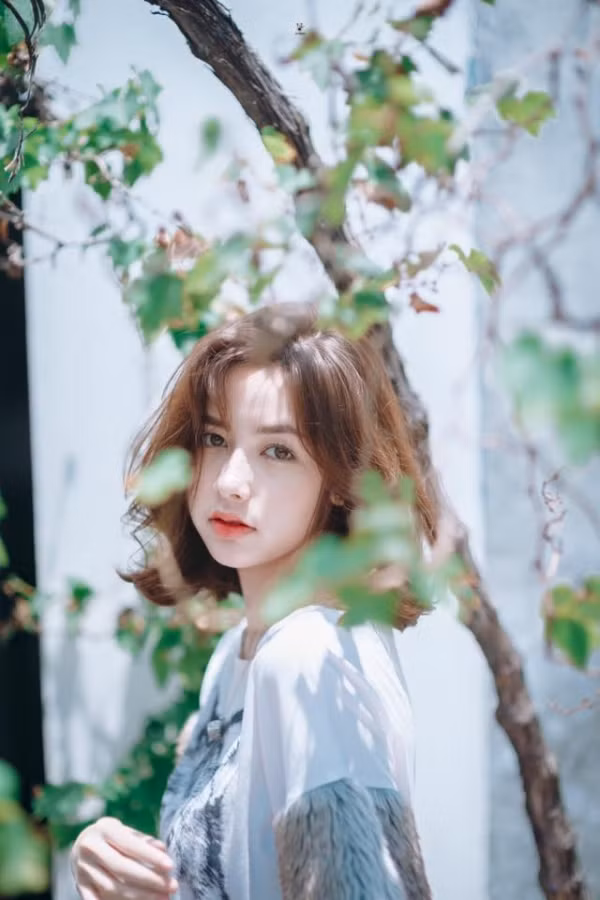 Nếu so sánh dung mạo của Jun Vũ và Chanya Amarit thì dường như cô nàng người Thái lai Pháp có phần nổi bật hơn về sự sắc xảo, cá tính. Nhưng xét về vẻ thuần khiết, nhẹ nhàng, có lẽ có rất ít người có thể vượt mặt Jun Vũ. Hai cô gái đều xinh đẹp, mỗi người có những nét thế mạnh riêng của mình, cùng dung hòa và tạo ra những bức ảnh "siêu phẩm".