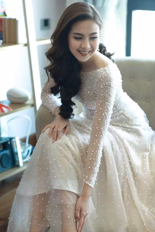 Nói đến đám cưới của cô gái thời tiết Mai Ngọc, rất nhiều người không khỏi thốt lên ngưỡng mộ về mức độ đầu tư, chuẩn bị trang phục rất kỹ càng. Vài ngày trước khi lễ thành hôn chính thức diễn ra, loạt ảnh trong hậu trường do những người bạn của Mai Ngọc và các thành viên trong ban tổ chức đám cưới chia sẻ lên mạng đã khiến nhiều người yêu mến Mai Ngọc phải trầm trồ. Từ không gian đám cưới cho đến trang phục của những nhân vật chính đều toát lên sự sang trọng và đẳng cấp.