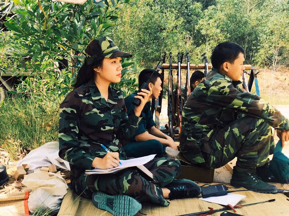 Trước đó, khả năng của cô đã được các giảng viên nhận thấy trong đợt huấn luyện quân sự do nhà trường tổ chức. Vốn có sở thích với bộ môn bắn súng nên Giao Linh đã đồng ý tham gia một số khóa huấn luyện khi cô được tuyển chọn và sau đó trở thành thành viên của đoàn bắn súng, tham dự nhiều giải và có được nhiều thành tích đáng khâm phục.