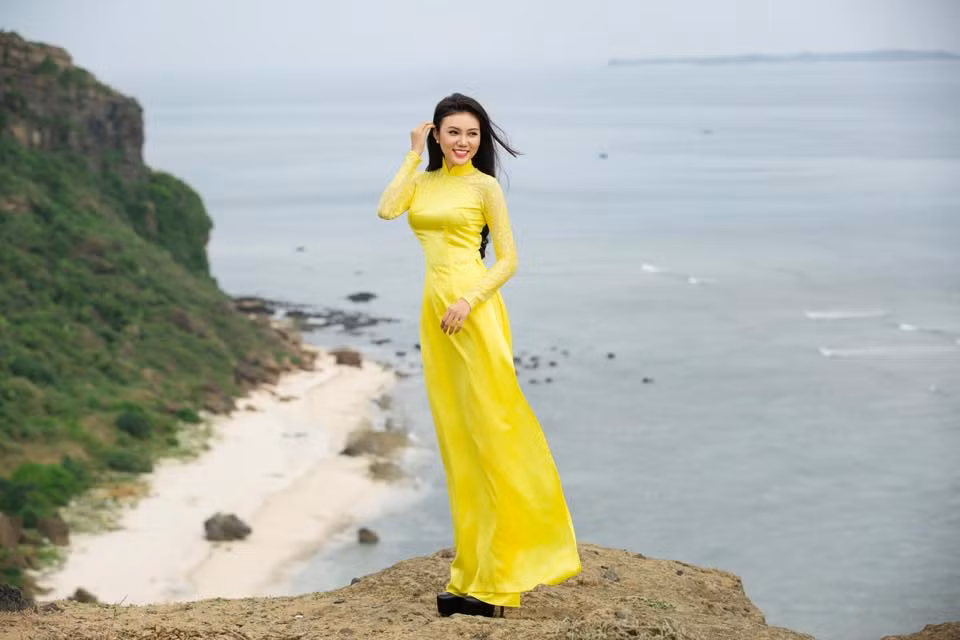 Nhiều sinh viên của Đại học Nguyễn Tất Thành biết đến Giao Linh như một nữ sinh xinh đẹp, dịu dàng và có thế mạnh khi diện trang phục áo dài. Cao 1m70, Giao Linh được nhiều người nhận xét là có tố chất trở thành người mẫu, hoặc tham gia các cuộc thi sắc đẹp. Và quả thật, hồi tháng 3 vừa qua, Giao Linh mạnh dạn tham gia cuộc thi Duyên dáng Áo dài và kết quả là đã trở thành Á khôi. Những hình ảnh 9X Sài thành xinh đẹp, tỏa sáng trong tà áo dài truyền thống vẫn để lại rất nhiều ấn tượng với các khán giả trẻ.