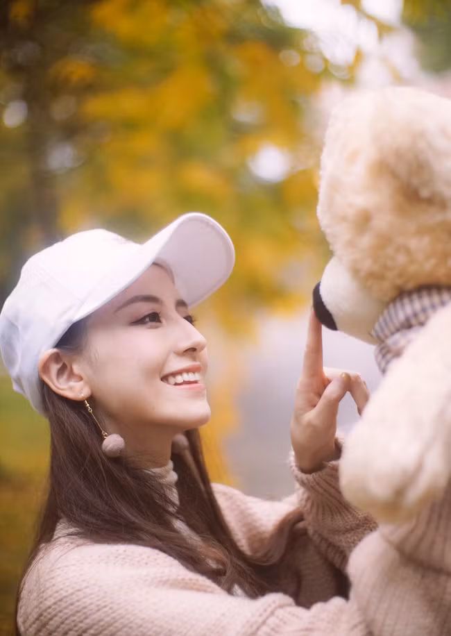 Ở bất kỳ góc ảnh nào, Từ Giai Dĩnh cũng toát lên khí chất cao quý, thông minh, làm người xem bị lôi cuốn, mong muốn tìm hiểu về mình.