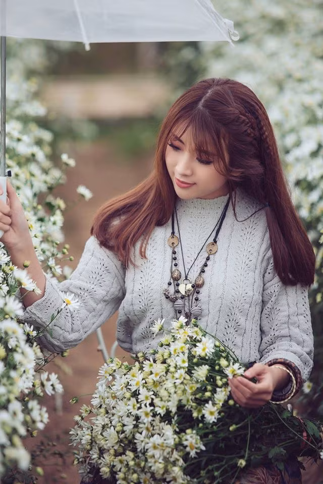 Đỗ Mai Phương sinh năm 1992, từng là sinh viên Đại học Tài nguyên Môi trường Hà Nội. "Hoa Nắng" hay "Nắng" là biệt danh dễ thương mà nhiều bạn bè, thành viên các hội nhóm chơi ảnh đặt cho cô bạn xinh xắn người mẫu ảnh kiêm nữ phó nháy đa tài này. Trong mùa cúc họa mi nở rộ ở Hà Nội vừa qua, ngoài tự làm mẫu, có riêng cho mình một bộ ảnh chụp ở vườn cúc tuyệt đẹp, Mai Phương còn giúp khá nhiều cô gái khác cũng có được những khoảnh khắc ấn tượng bên loài hoa được chờ đợi nhất năm này. Ảnh: Lê Thanh.