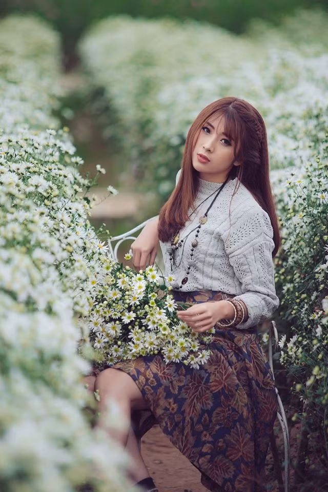 Thành viên một số fanpage chuyên về nhiếp ảnh, giao lưu phó nháy và mẫu ở Hà Nội và miền Bắc chắc không còn cảm thấy xa lạ khi nhắc đến cái tên Hoa Nắng - Đỗ Mai Phương. Cô gái trẻ đến từ Hà Nội được biết đến như một người mẫu ảnh xinh đẹp, được cánh phó nháy ở miền Bắc yêu mến, nhưng ngoài ra cô cũng kiêm luôn công việc của một người làm nhiếp ảnh, biết cách tự mình tạo ra những tấm hình đẹp cho người khác. Ảnh: Lê Thanh.
