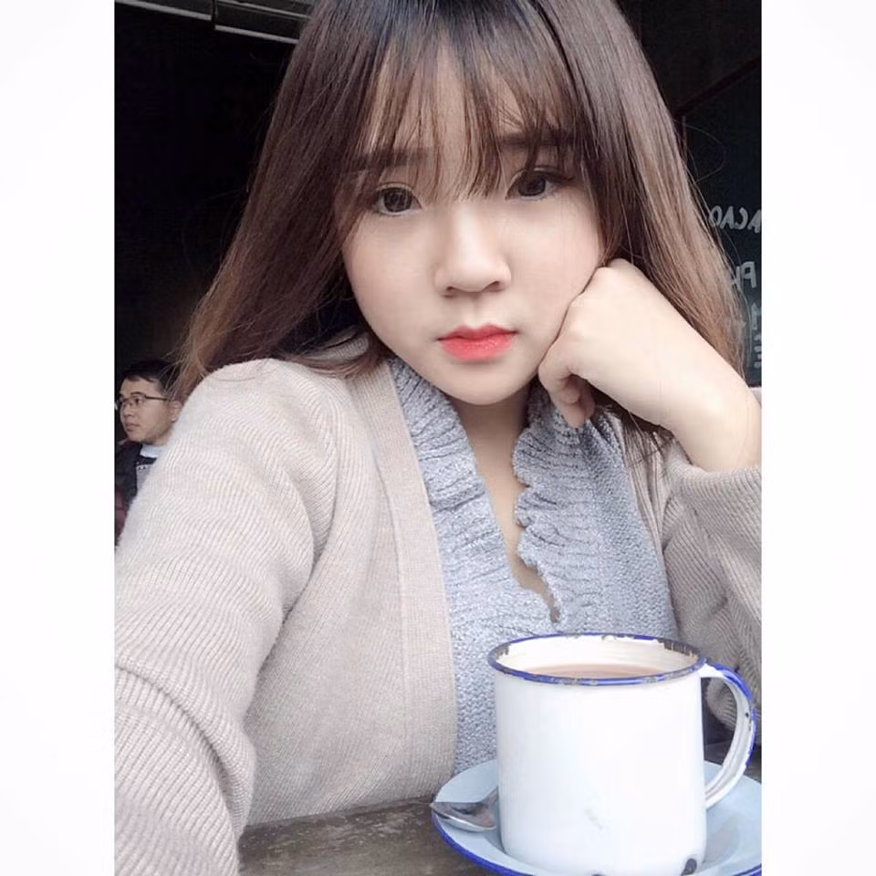 Tân Xuân cũng vậy, cô cho biết cuộc sống thường ngày không có gì thay đổi hoặc bị ảnh hưởng sau sự việc vừa qua. Tất cả chỉ diễn trên mạng xã hội nên Xuân biết cách lựa chọn những thông tin cần thiết, cần đọc cho mình, còn những lời bình luận không hay về bản thân, Xuân khẳng định cô "hết sức mặc kệ!". Ảnh trong bài: Facebook nhân vật.