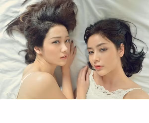 Vũ Phương Anh - Jun Vũ (trái) là gương mặt hot girl đã quá quen thuộc với cộng đồng giới trẻ, cư dân mạng Việt trong khoảng 2 năm gần đây. Sinh năm 1995, là con gái Hà Nội gốc nhưng hiện tại Jun Vũ đã nổi tiếng ở rất nhiều quốc gia châu Á khác nhau như Việt Nam, Thái Lan, Trung Quốc... Ở trong nước, Jun Vũ được ví như "thiên thần" với vẻ đẹp trong veo, thánh thiện. Ở Thái Lan cô nàng lại là một người mẫu có tiếng, còn dân mạng Trung Quốc lại ưu ái gọi cô là "hot girl trà sữa Việt".