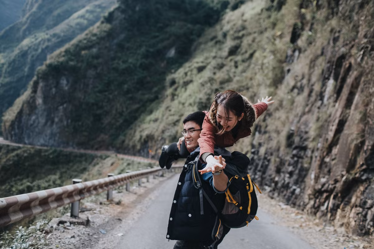Hà Giang đang ở trong mùa được cho là đẹp nhất trong năm. Chút nắng nhạt hòa trộn với không khí lạnh của vùng cao thực sự khiến những đôi bàn chân ưa xê dịch được thôi thúc hơn.