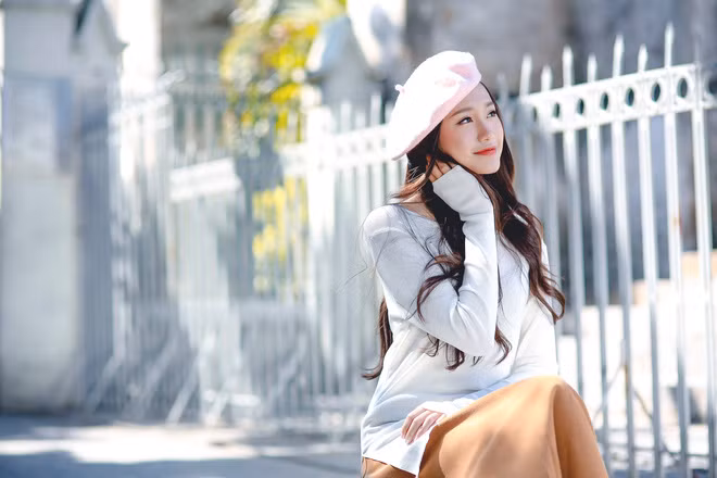 Thoáng nhìn, Hải My có khuôn mặt mang khá nhiều nét hao hao giống hot girl Ngân Búng của trường Đại học Ngoại thương, Hà Nội. Tuy nhiên Hải My vẫn sở hữu những nét đẹp rất riêng, trẻ trung, ngọt ngào và phù hợp với con mắt của nhiều bạn trẻ trong độ tuổi teen hơn. Xem những tấm hình này, nhiều dân mạng, bạn bè còn lầm tưởng Hải My là một người mẫu ảnh bởi cô có cách tạo dáng khá chuyên nghiệp và trên hết là nhan sắc xinh đẹp hoàn hảo.
