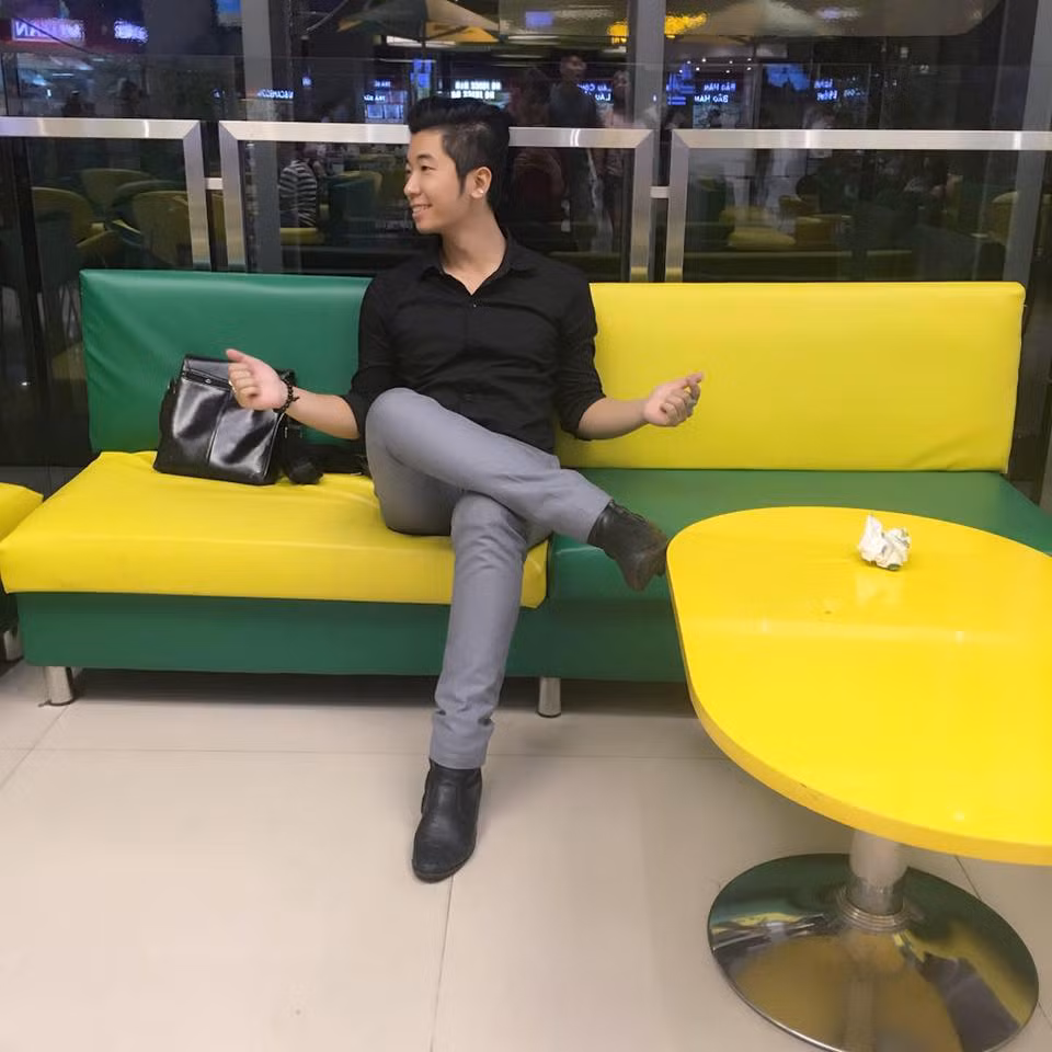 Có thể thấy, dường như Hoàng Long rất chú trọng vào khâu ăn mặc, ngoại hình của mình. Mỗi khi ra ngoài chàng trai trẻ thường thích lựa chọn những trang phục rất đứng đắn, lịch lãm như áo sơ mi, quần âu, giày da... Dù không công khai, tiết lộ chi tiết về gia cảnh, mức thu nhập cũng như công việc của mình nhưng chỉ cần xem qua những bức như thế này, dân mạng cũng đã đủ hiểu Hoàng Long có một điều kiện kinh tế tốt đến mức nào.