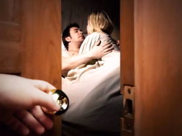 Thú nhận lỗi lầm giấu kín: Ai cũng có lúc sai lầm, biết hối cải là điều rất khuyến khích. Vậy nhưng, dù đã sửa lỗi thì cảm giác sai trái vẫn thường trực, khiến bạn áy náy nhưng không vì thế mà chọn kể hết với bạn đời. Ảnh minh họa