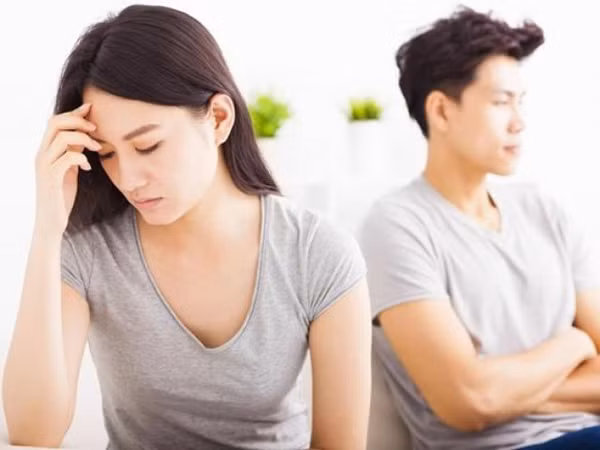 Lúc này, nếu bố mẹ có nói điều không hay về đối phương thì bạn cũng nên giấu trong lòng. Thuật lại toàn bộ lời nói của bề trên sẽ là đả kích lớn, khiến nửa kia cảm thấy mệt mỏi.