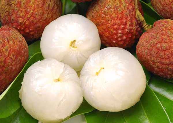 Vải: Vải là một trong những loại quả có giá trị dinh dưỡng cao. Về mặt dinh dưỡng, 100g cùi vải có chứa khoảng 15 gam đường, 36 mg vitamin C (tương đương lượng vitamin C trong quả cam). Nó cũng rất giàu vitamin B1, B2, B6, niacin, folate và chất khoáng quan trọng như magie, kali, đồng, selen.