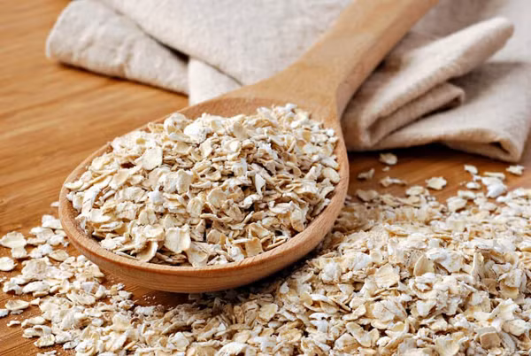 Đặc biệt, yến mạch là nguồn chất xơ tuyệt vời – yếu tố quan trọng để giảm cân hiệu quả. Theo nghiên cứu của Đại học Y khoa Massachusetts, bổ sung chất xơ vào chế độ ăn là một trong những cách đơn giản nhất để giảm cân. Bởi vì chất xơ giúp bạn cảm thấy no lâu hơn.