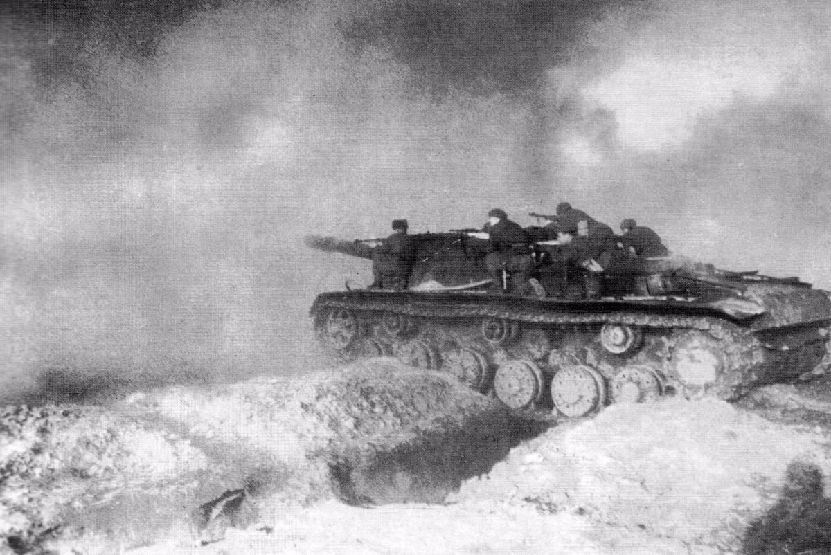 SU-152 được thiết kế trên khung gầm tăng hạng nặng KV-1S với khẩu đại pháo ML-20S 152mm có sức công phá khủng khiếp. Chỉ cần một phát bắn với đạn nổ phá (chưa nói tới đạn xuyên giáp), SU-152 có thể chọc thủng mọi lớp giáp tăng mạnh nhất của Đức như Tiger I, Tiger II, Panther và thậm chí cả pháo chống tăng Elefant. Nguồn ảnh: Arms-Expo