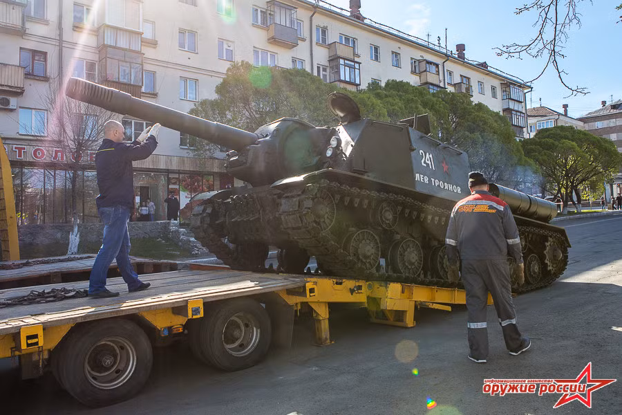 Không quá nhiều vũ khí mới và hiện đại nhưng cuộc duyệt binh ở Chelyabinsk hôm 9/5 thu hút nhiều sự quan tâm với việc các đơn vị Quân đội Nga tiến hành cuộc diễu duyệt binh với hàng loạt vũ khí hiện đại thời Chiến tranh Thế giới Thứ 2. Mà nổi bật nhất trong số đó là pháo tự hành SU-152 – “con quái vật” gây nhiều ác mộng với quân xâm lược phát xít Đức. Nguồn ảnh: Arms-Expo