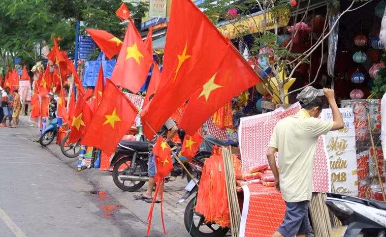 “Với chiến thuật dùng người và am hiểu đội bóng đối thủ, tôi tin tưởng thầy trò huấn luyện viên Park Hang Seo sẽ dành chiến thắng trong trận đấu mang tính sống còn chiều nay”, nam thanh niên bán đồ cổ vũ trên đường Châu Văn Liêm chia sẻ.