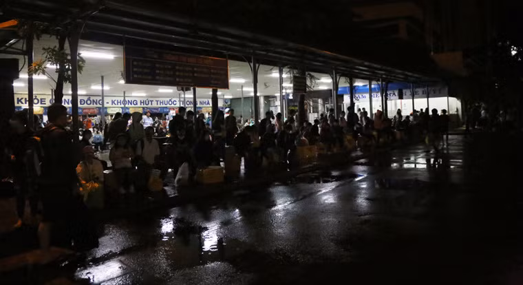 Thời điểm này, khu vực TP HCM có mưa rất lớn khiến hành khách tại bến xe phải trú lại trong nhà ga...