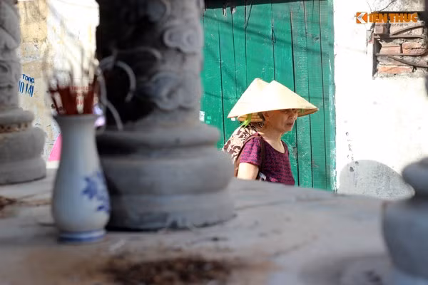 Người dân nơi đây cho biết, trước kia những ngôi mộ này nằm tách biệt hoàn toàn phía ngoài một khu bãi bồi đất rộng cạnh bờ sông Tô Lịch và được quy hoạch hẳn thành một khu nghĩa địa, đặc biệt chính quyền không cho phép nhà cửa của người dân được xây dựng gần.