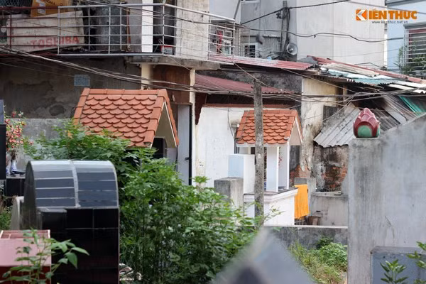 Nhìn như thế này, khó có thể phân biệt được đâu là nhà, đâu là mộ.