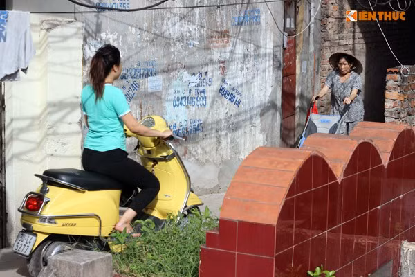 Tuy nhiên, gần 20 năm trở lại đây các khu đất xung quanh khu mộ càng bị thu hẹp lại bởi nhà cửa được xây dựng san sát do quá trình đô thị hóa.