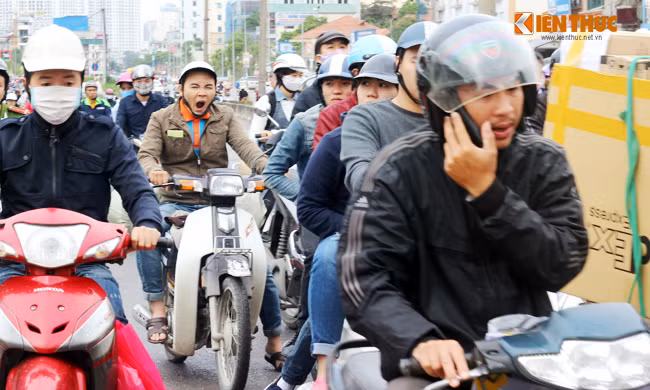 Nhiều người tỏ ra mệt mỏi khi phải chờ đợi.